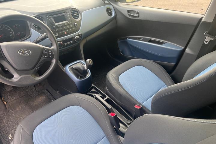 Sølv Hyundai i10 fra 2016