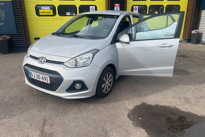 Sølv Hyundai i10 fra 2016