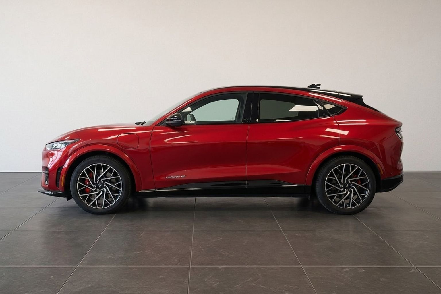 Rød Ford Mustang Mach-E fra 2023