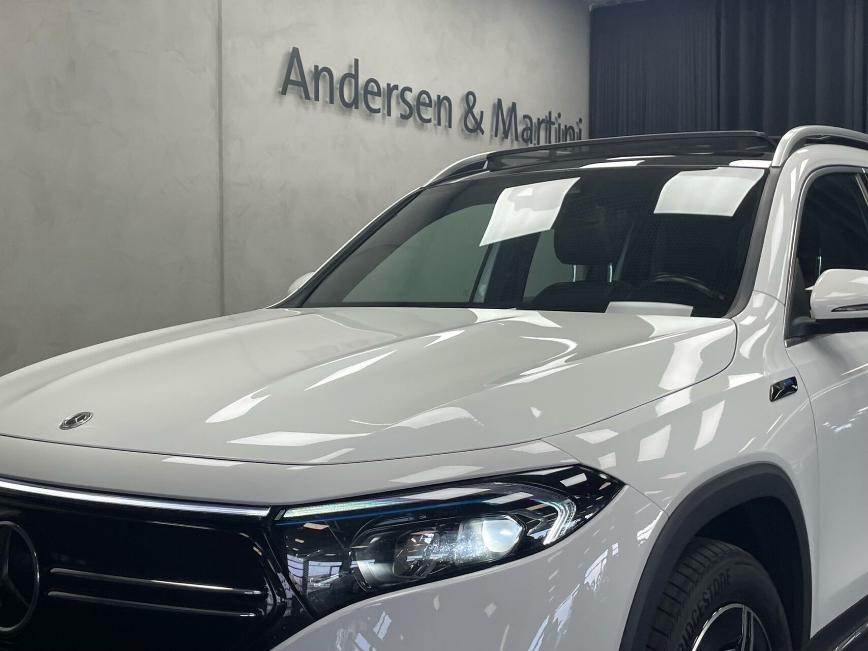 Hvid Mercedes EQB300 fra 2022
