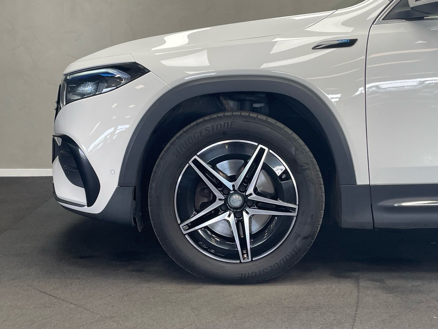 Hvid Mercedes EQB300 fra 2022