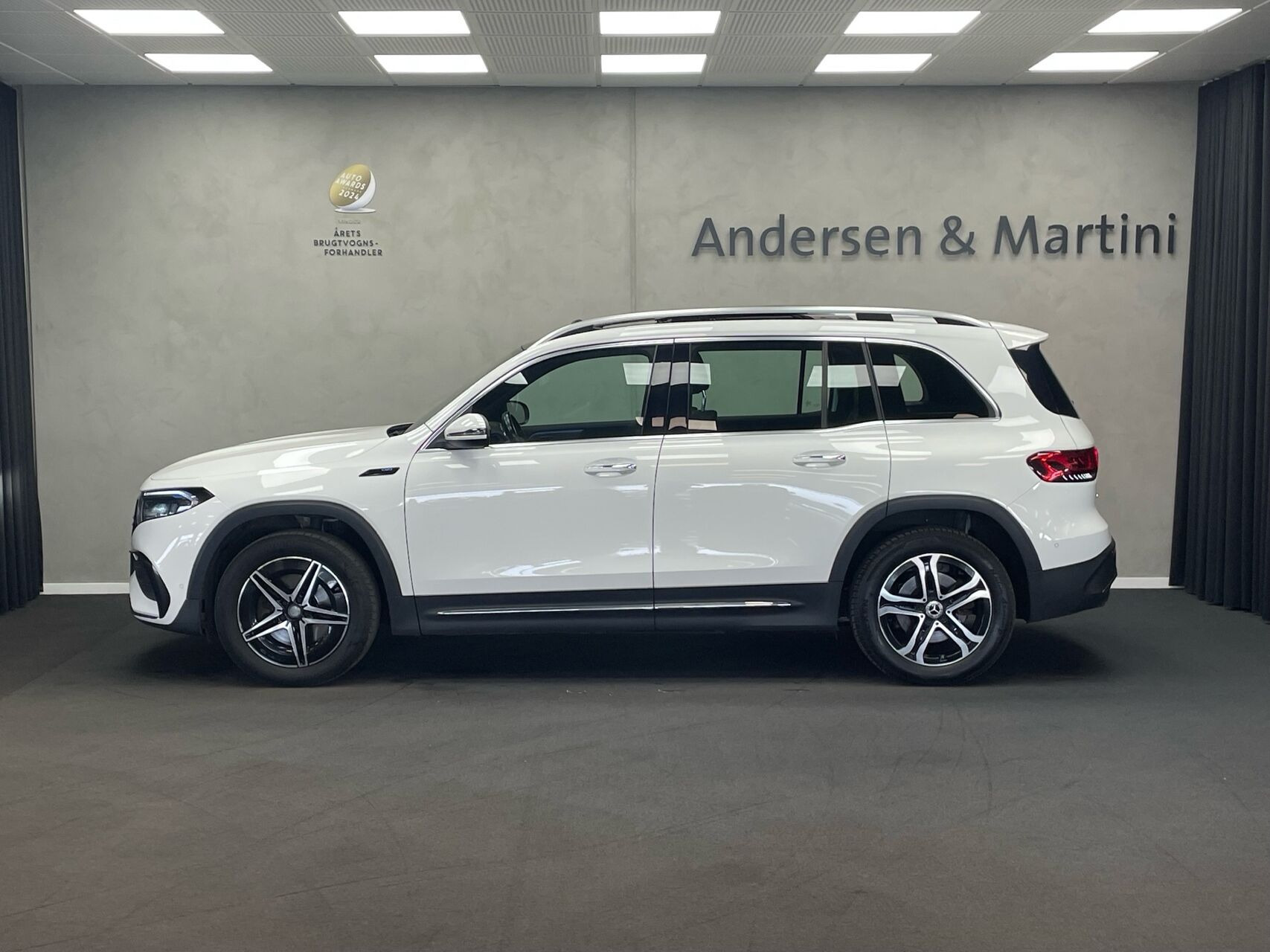 Hvid Mercedes EQB300 fra 2022