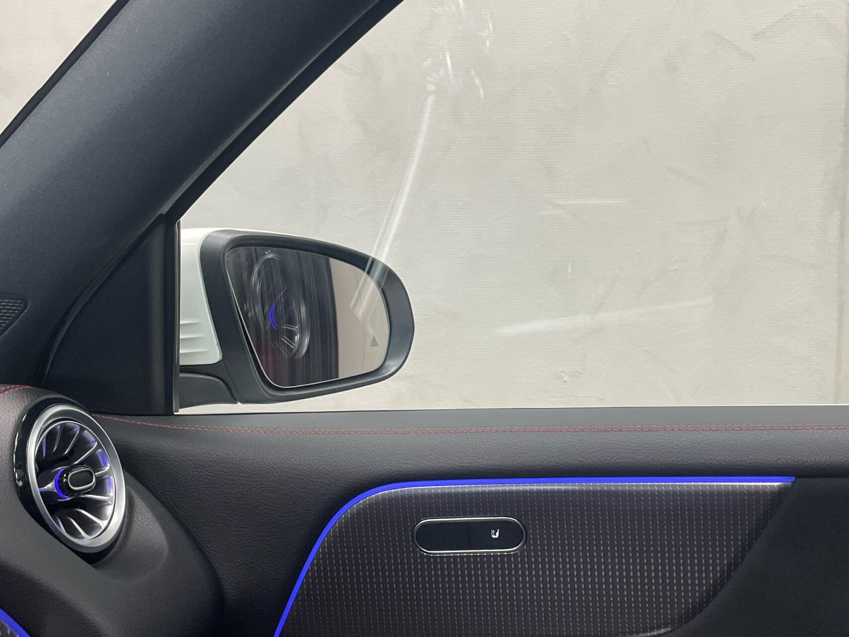 Hvid Mercedes EQB300 fra 2022
