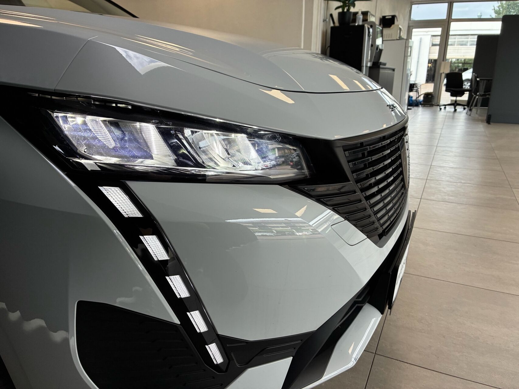 Hvid Peugeot E-308 fra 2025