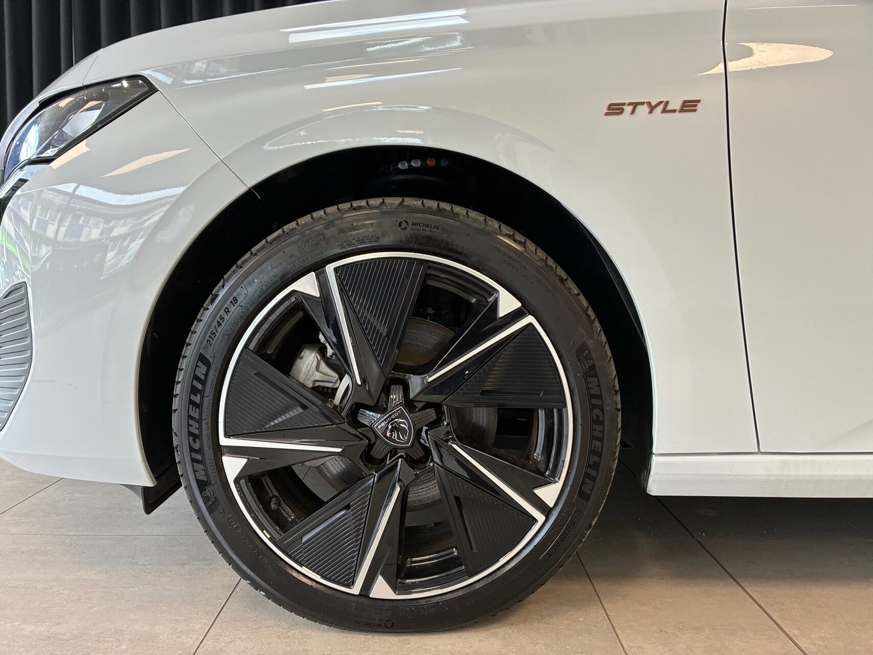 Hvid Peugeot E-308 fra 2025