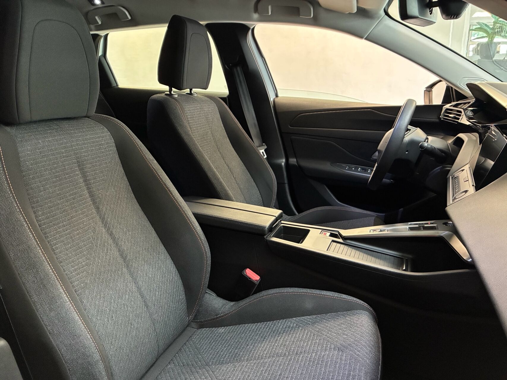Hvid Peugeot E-308 fra 2025