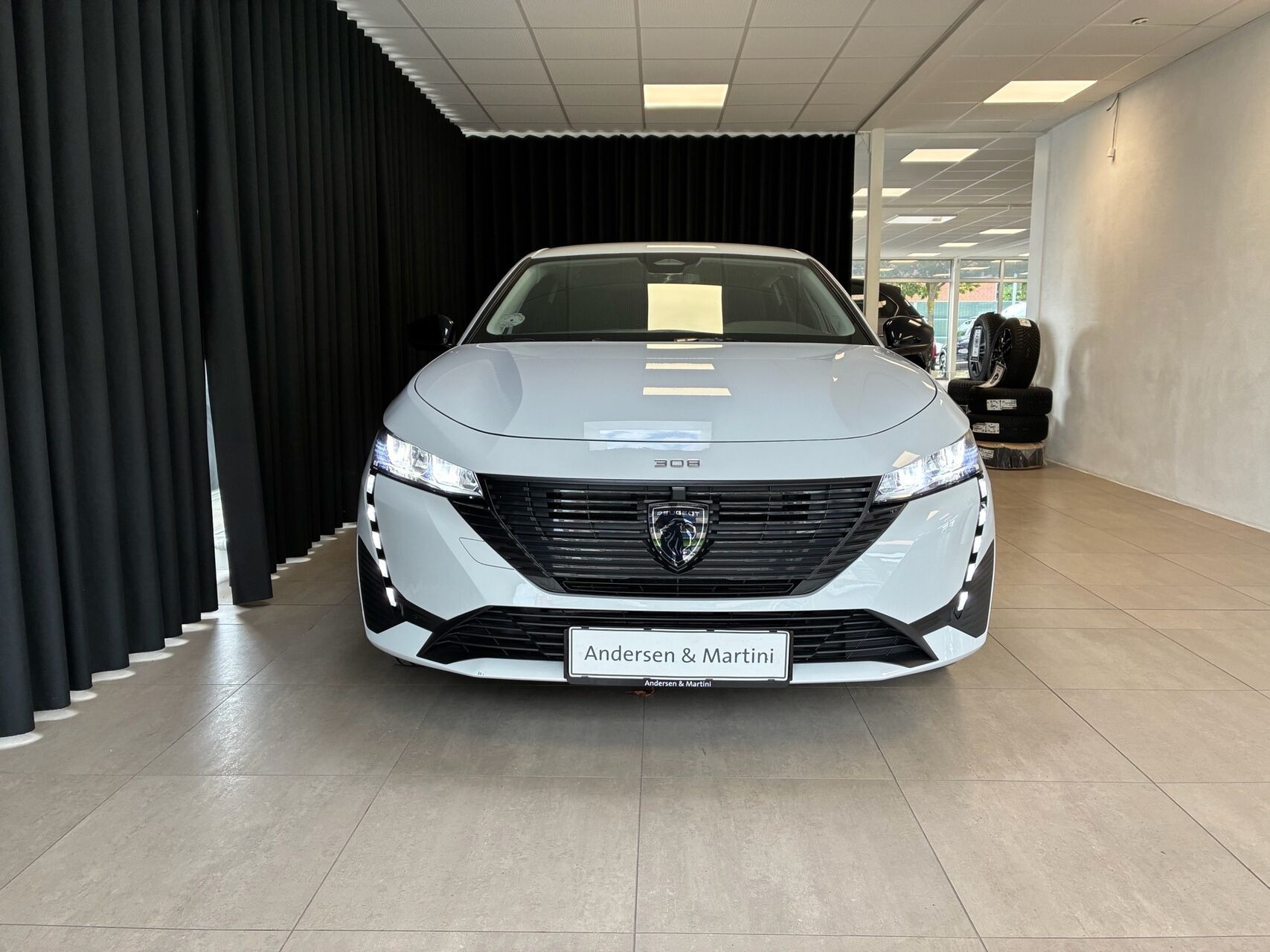 Hvid Peugeot E-308 fra 2025
