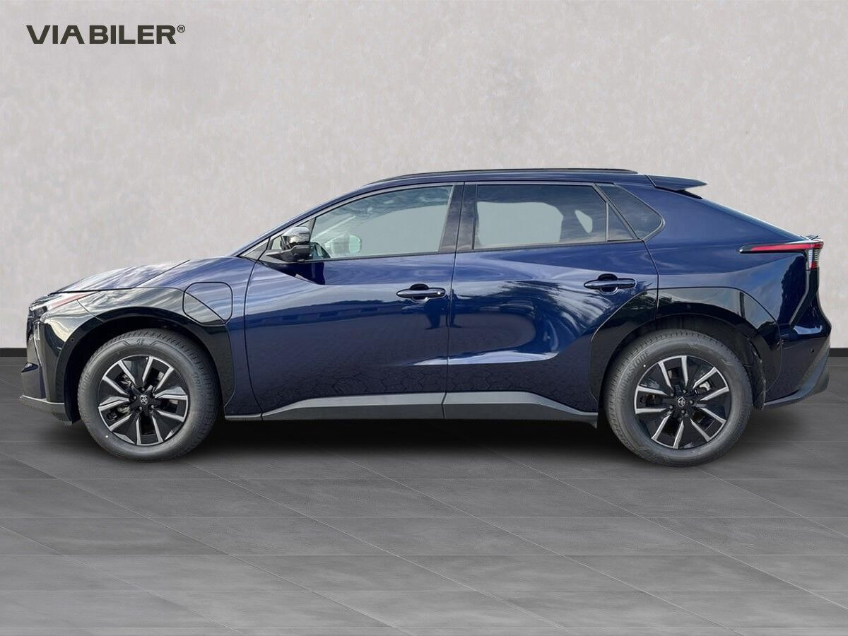 Blå Toyota BZ4X fra 2025