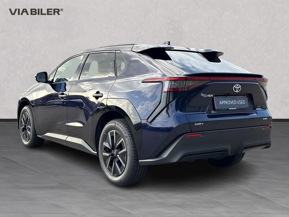 Blå Toyota BZ4X fra 2025