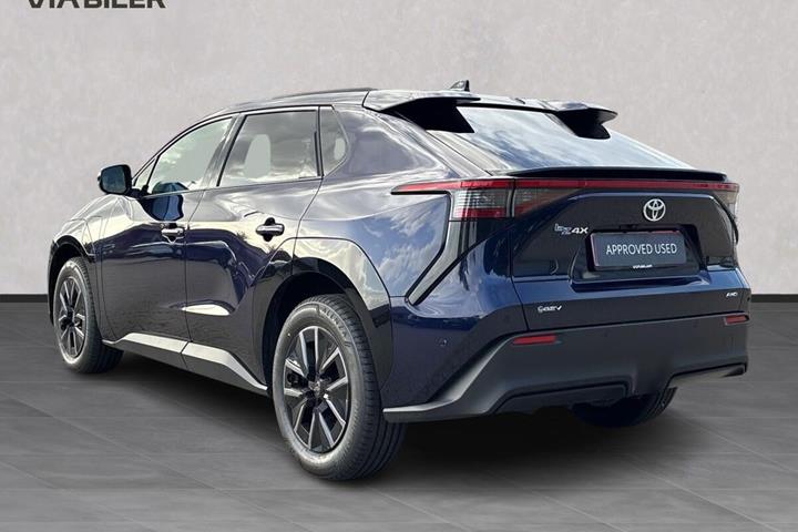Blå Toyota BZ4X fra 2025