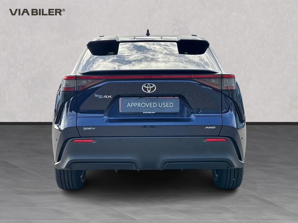 Blå Toyota BZ4X fra 2025