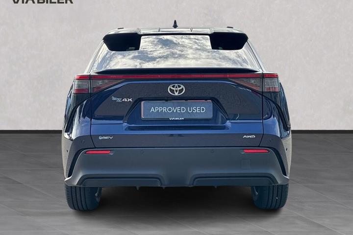 Blå Toyota BZ4X fra 2025