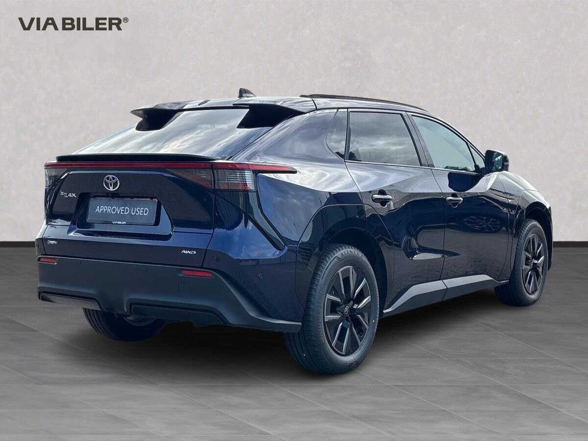 Blå Toyota BZ4X fra 2025