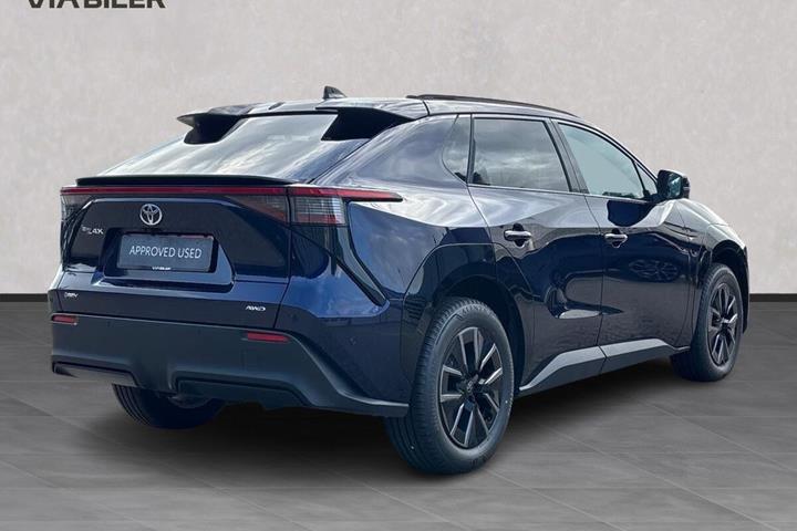 Blå Toyota BZ4X fra 2025