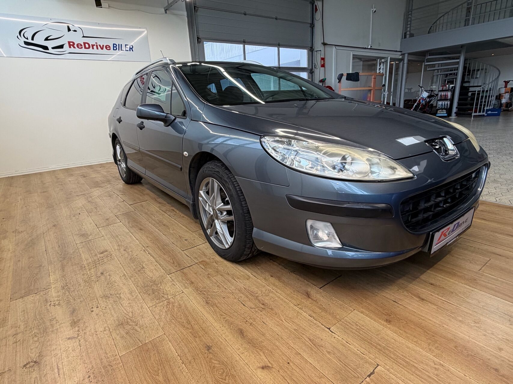 Grå Peugeot 407 fra 2006