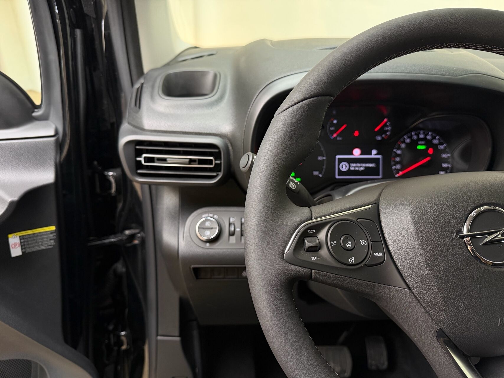 Sort Opel Combo-e fra 2026