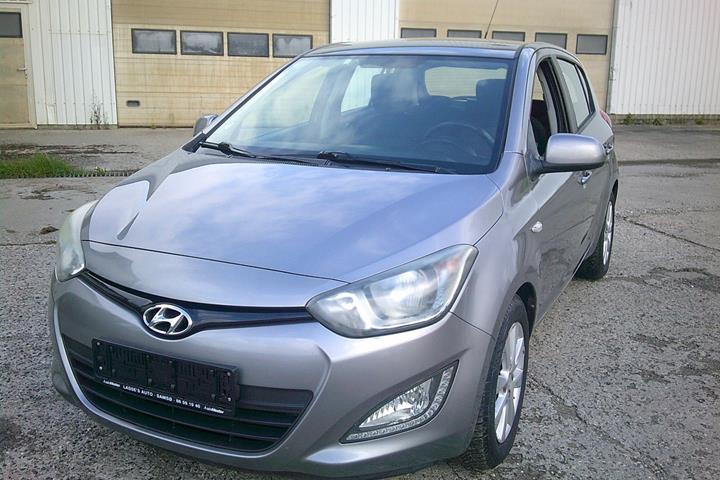 Gul Hyundai i20 fra 2013
