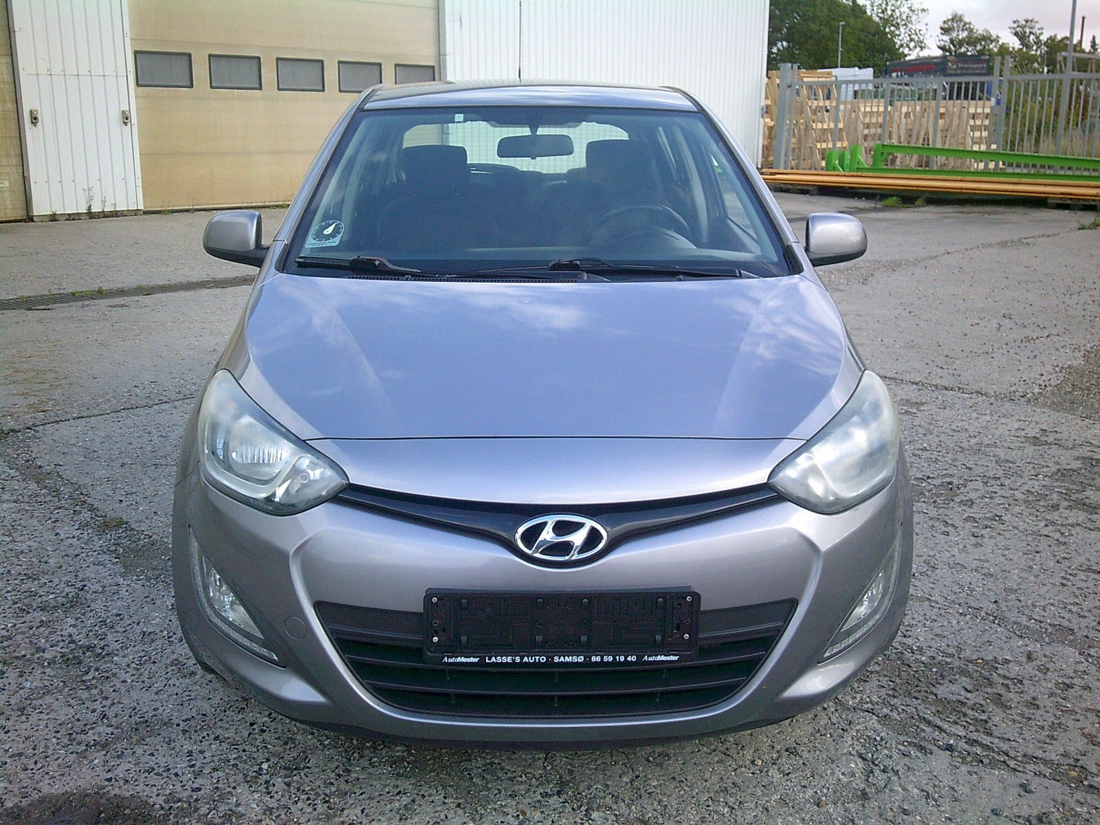 Gul Hyundai i20 fra 2013
