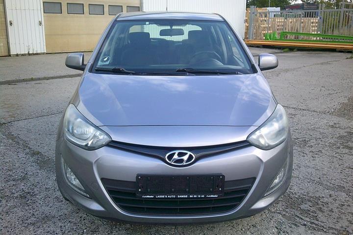 Gul Hyundai i20 fra 2013
