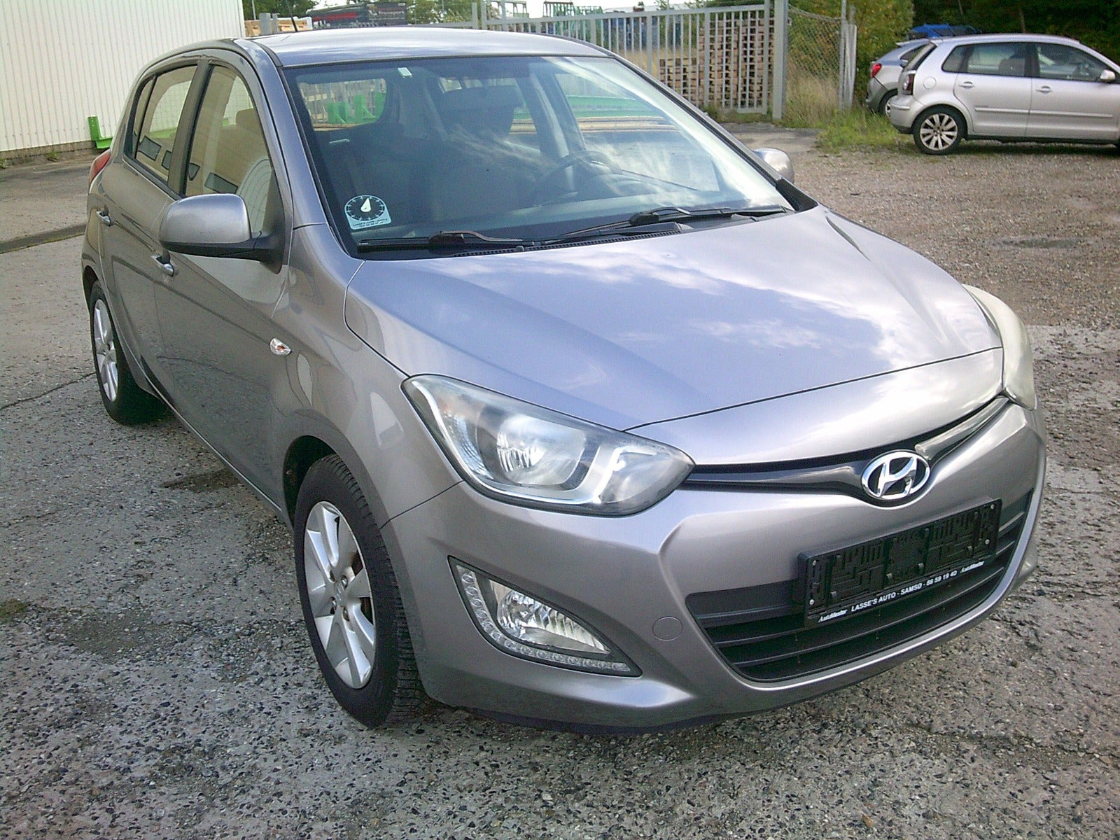 Gul Hyundai i20 fra 2013