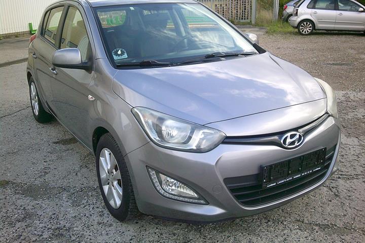 Gul Hyundai i20 fra 2013