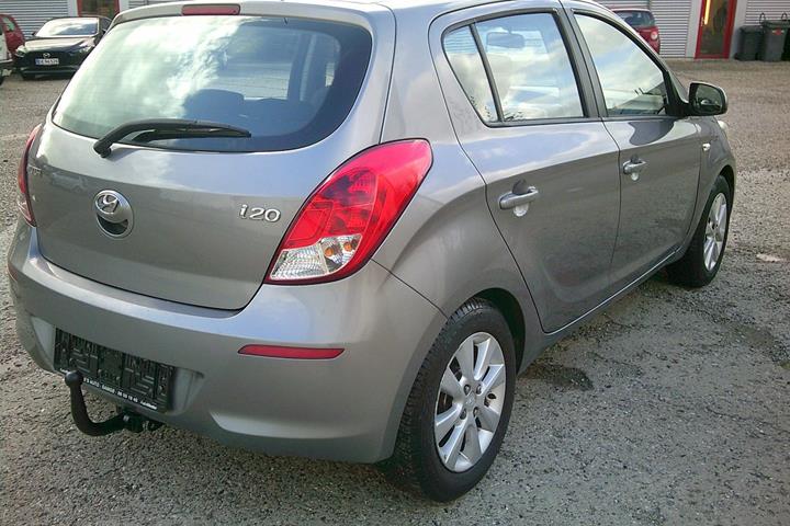Gul Hyundai i20 fra 2013