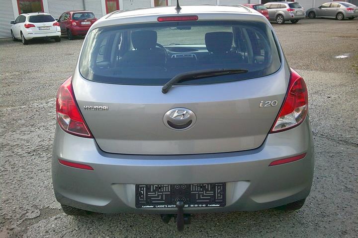 Gul Hyundai i20 fra 2013