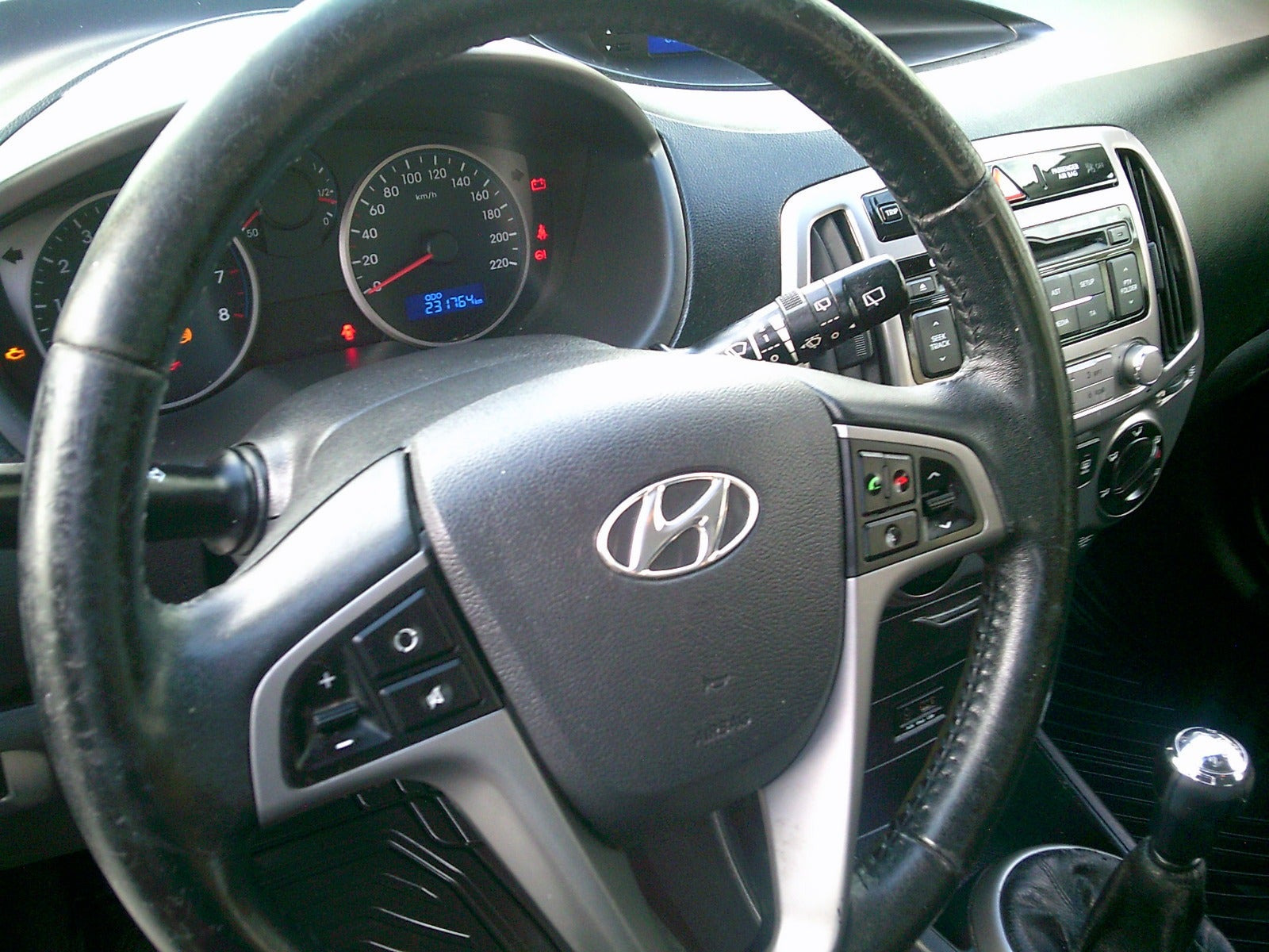 Gul Hyundai i20 fra 2013