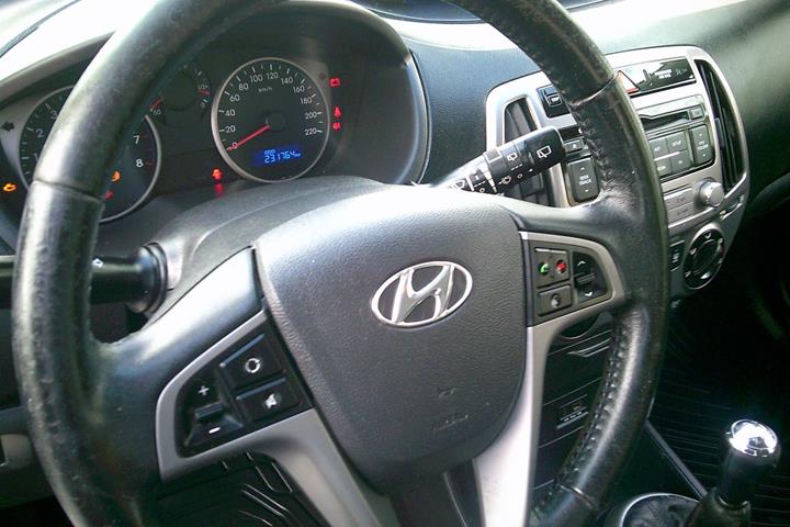 Gul Hyundai i20 fra 2013