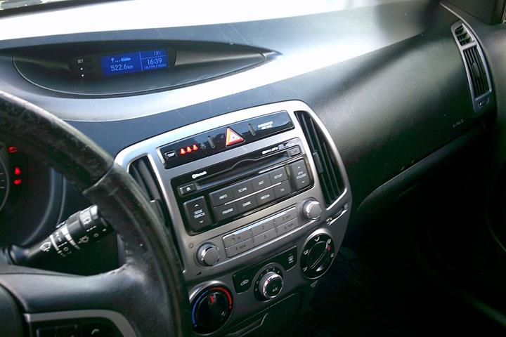 Gul Hyundai i20 fra 2013