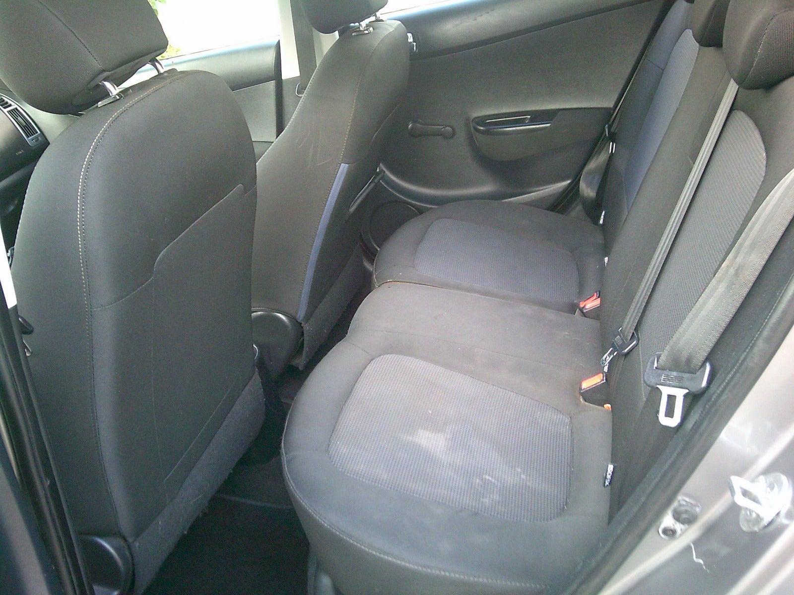 Gul Hyundai i20 fra 2013