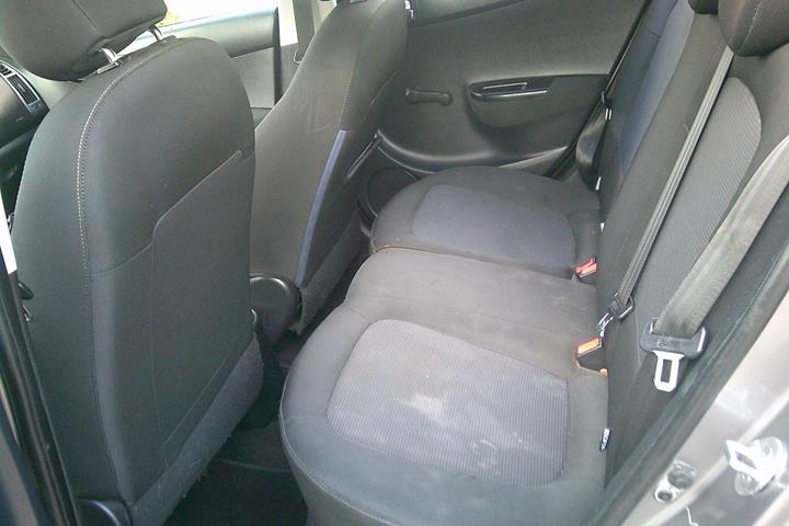 Gul Hyundai i20 fra 2013