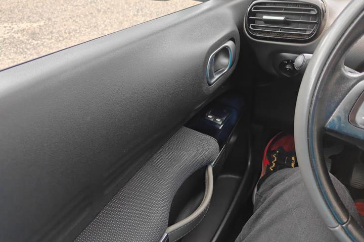 Gul Citroën C4 Cactus fra 2016