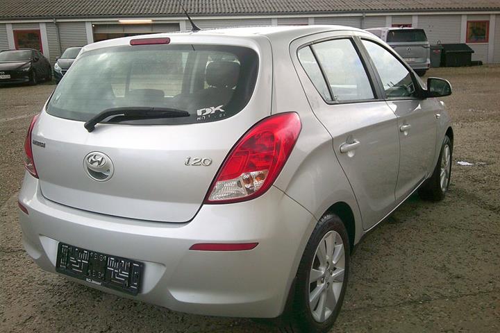 Gul Hyundai i20 fra 2014