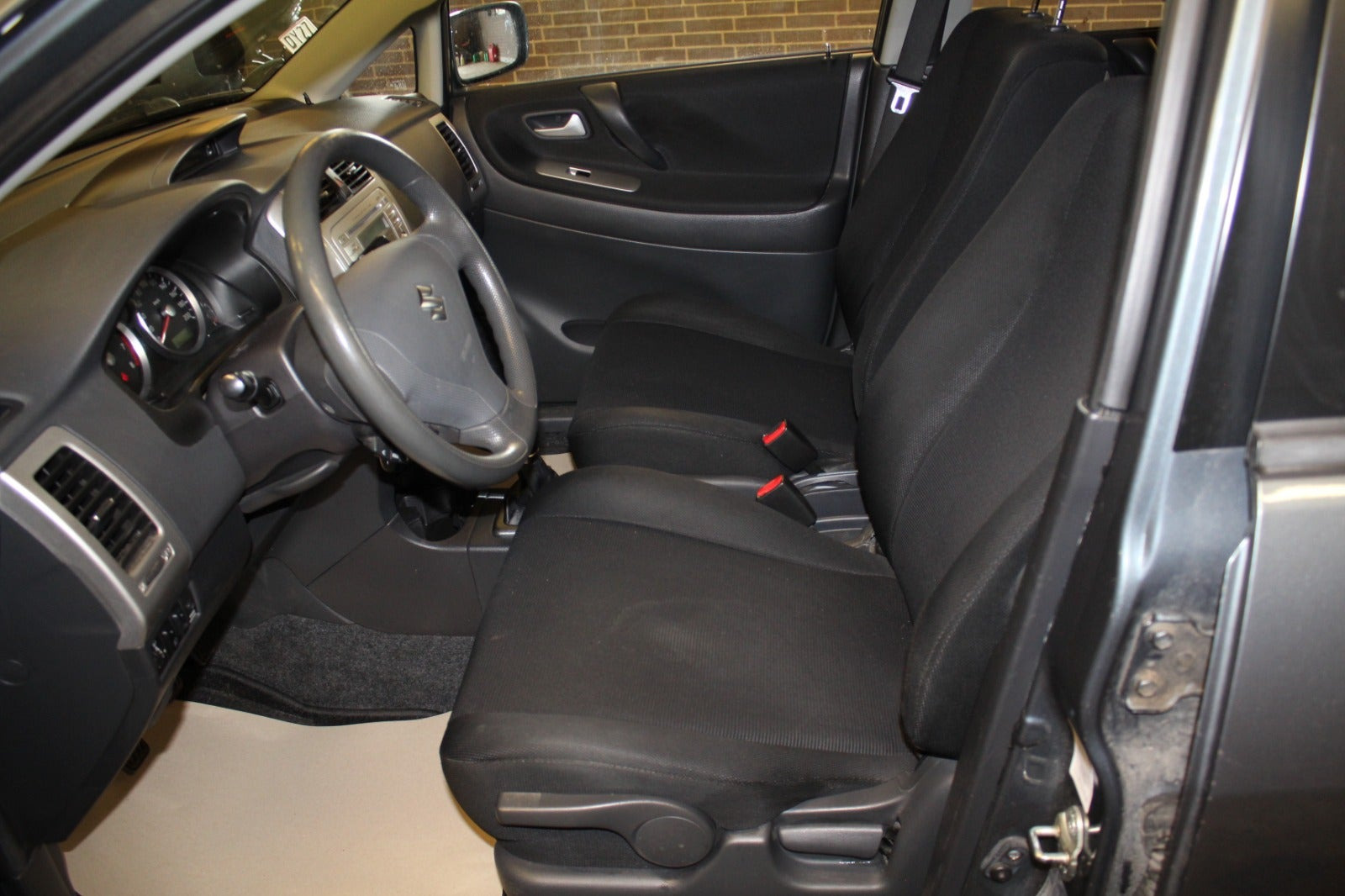 Grå Suzuki Liana fra 2009