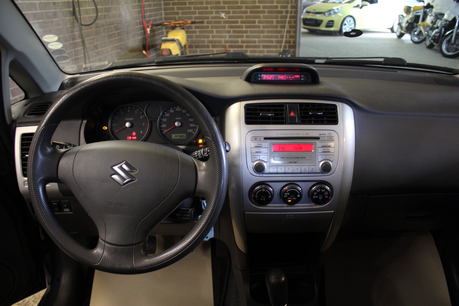 Grå Suzuki Liana fra 2009
