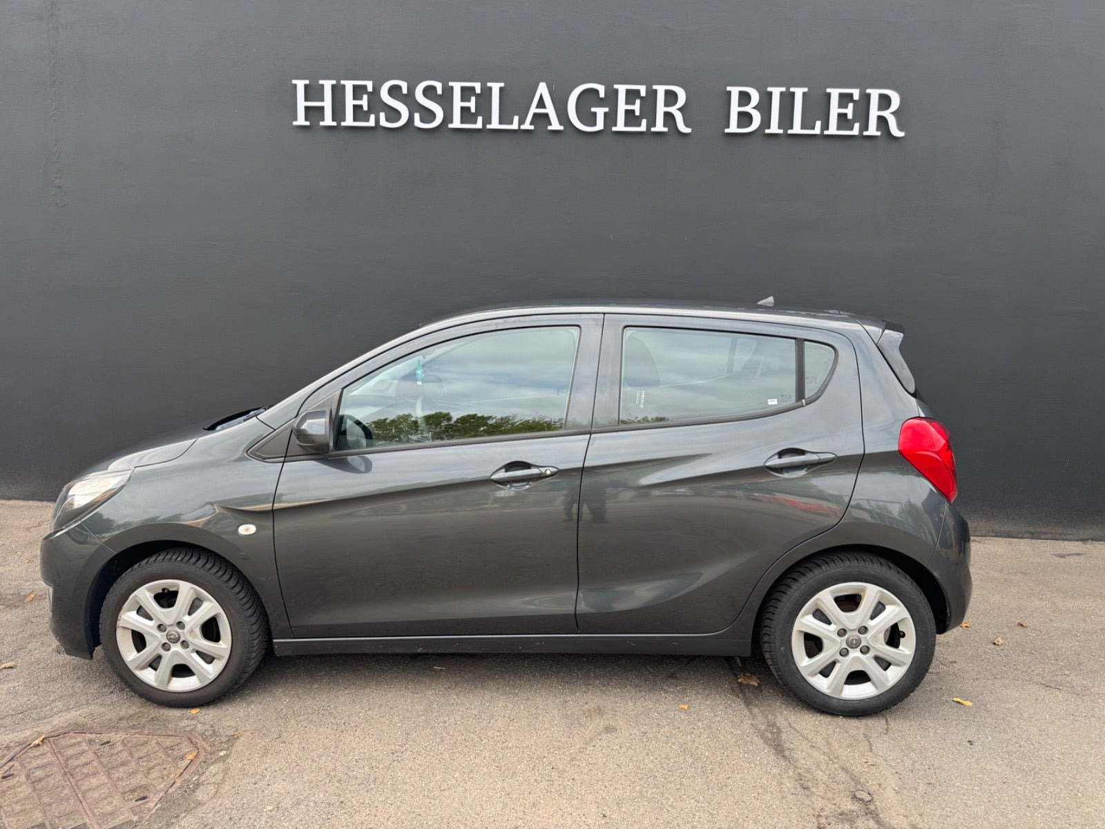 Grå Opel Karl fra 2017