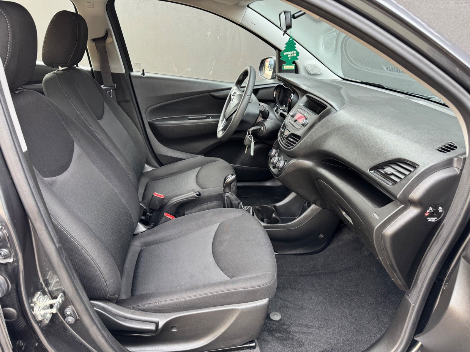 Grå Opel Karl fra 2017
