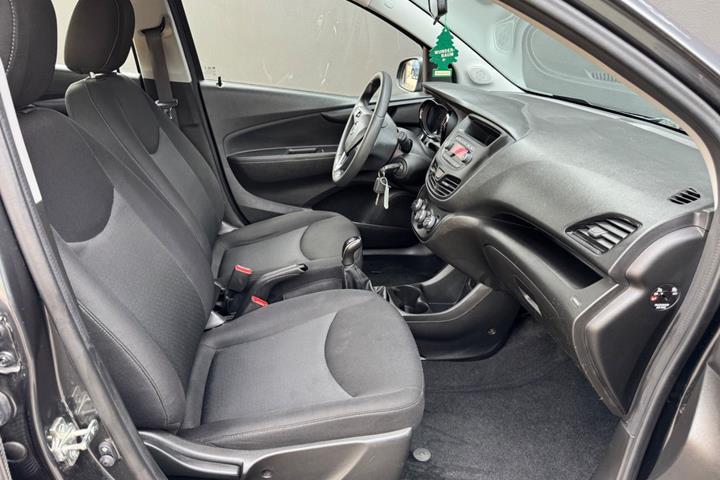 Grå Opel Karl fra 2017