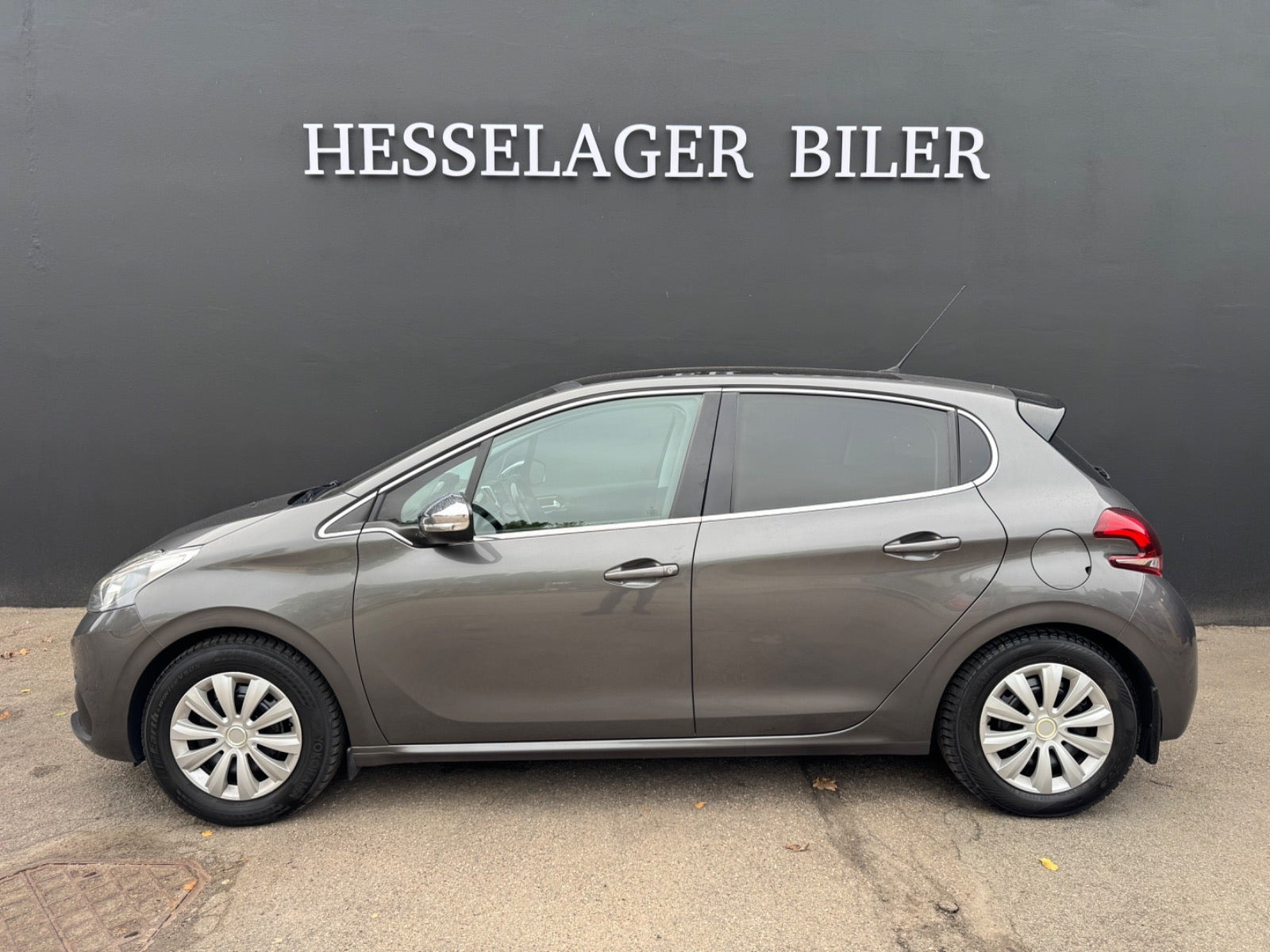 Grå Peugeot 208 fra 2018