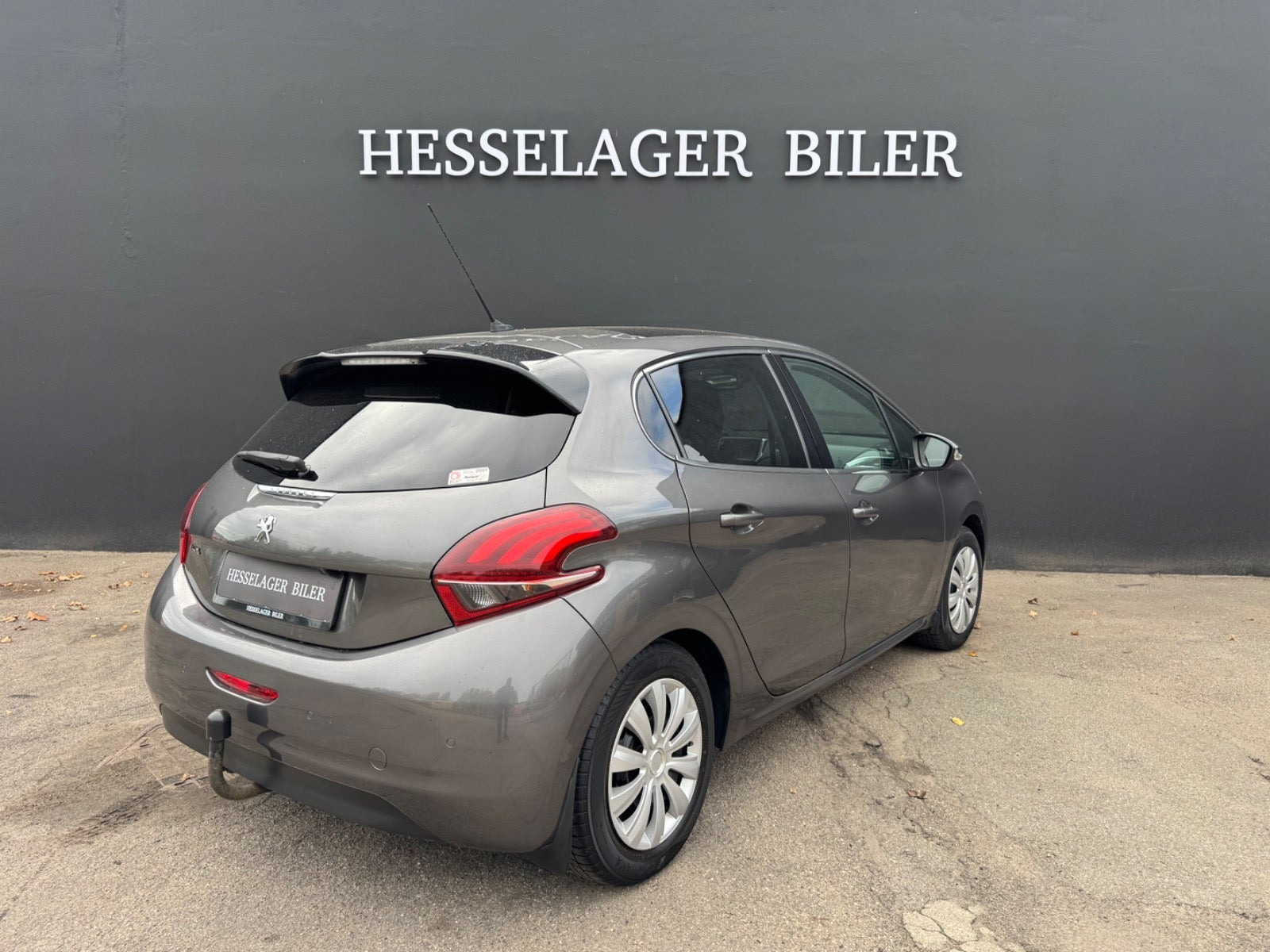 Grå Peugeot 208 fra 2018