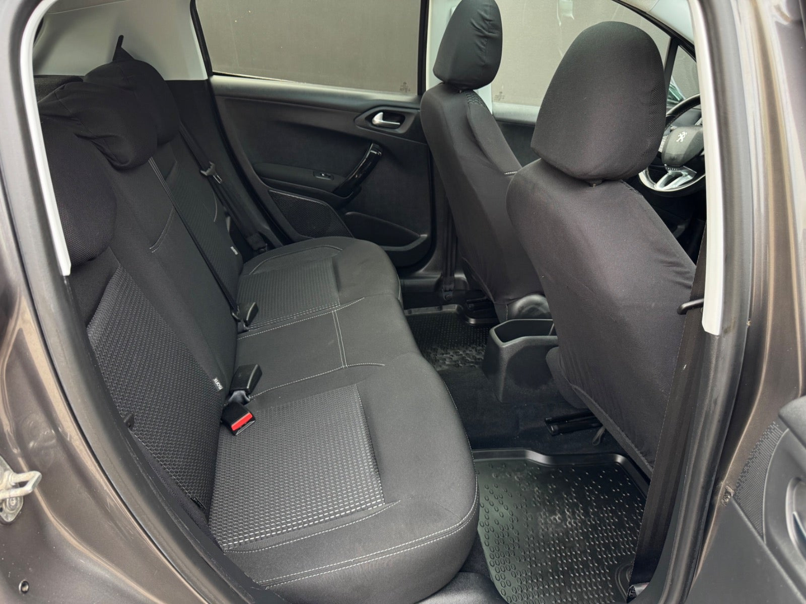 Grå Peugeot 208 fra 2018