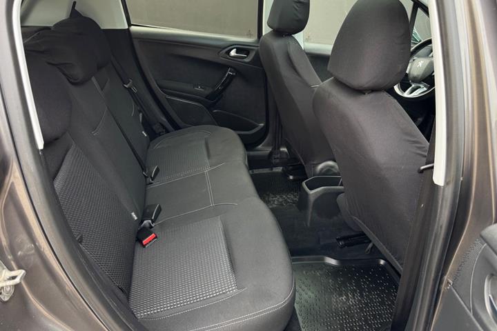 Grå Peugeot 208 fra 2018