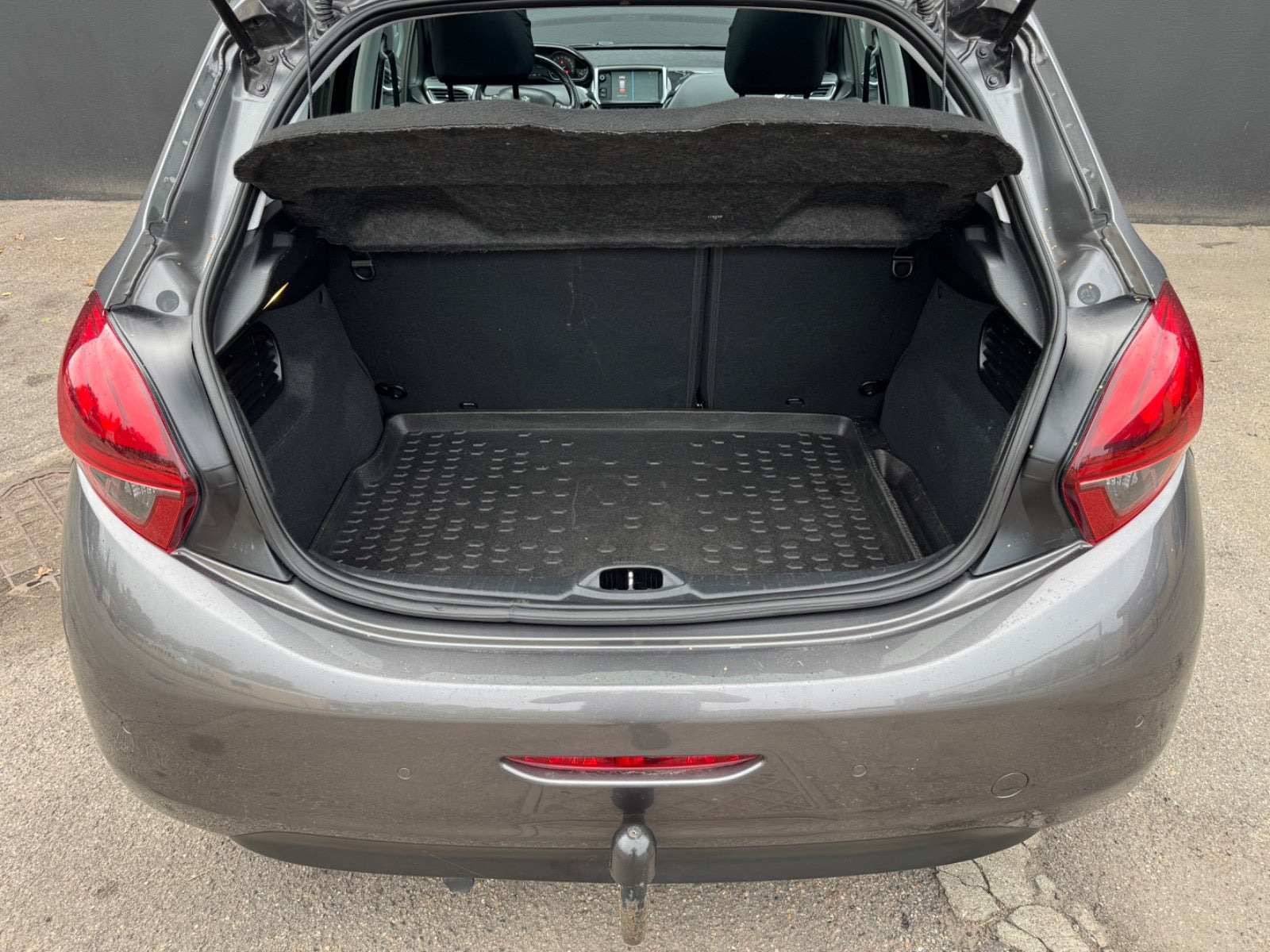 Grå Peugeot 208 fra 2018
