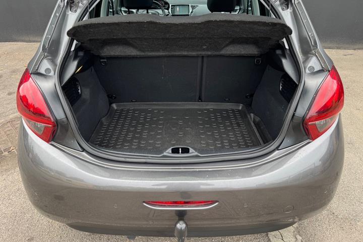 Grå Peugeot 208 fra 2018