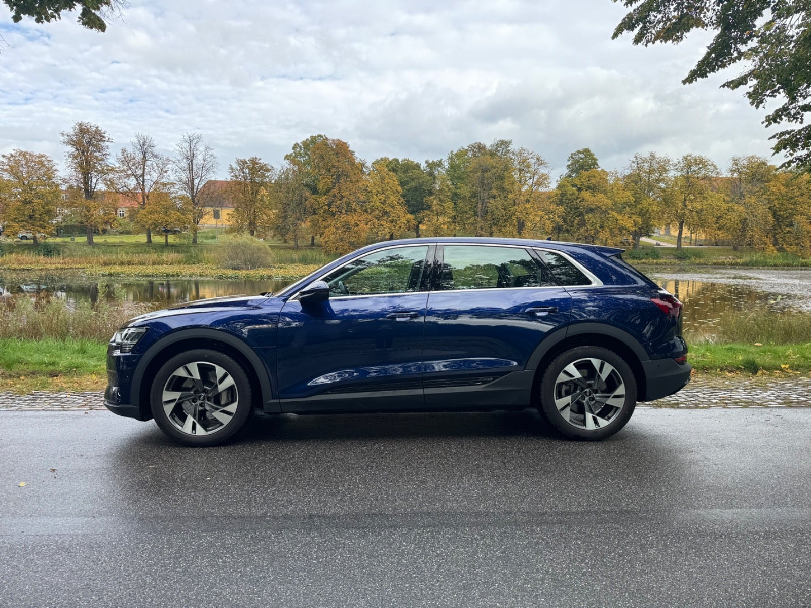 Blå Audi e-tron fra 2022