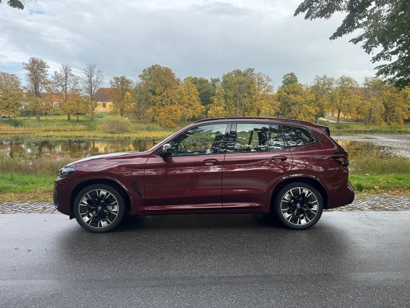 Rød BMW iX3 fra 2023
