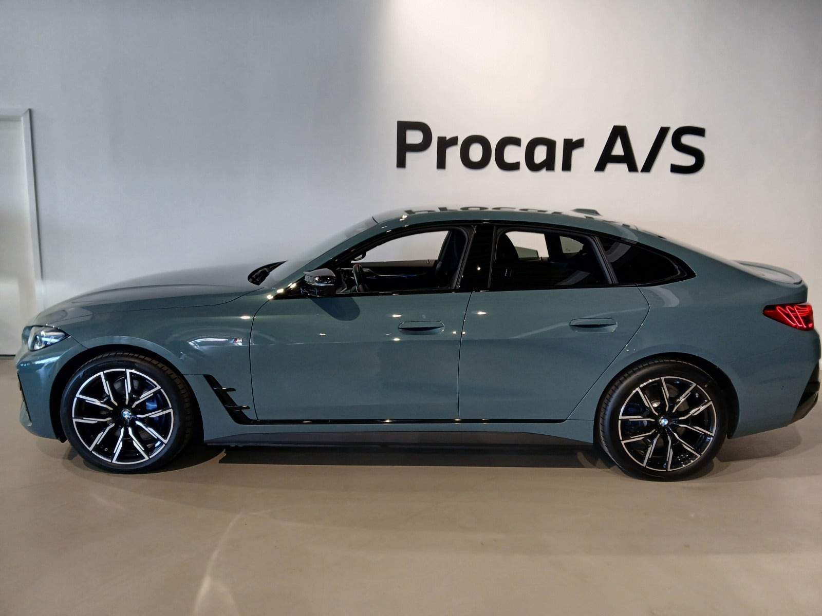 Grøn BMW i4 fra 2025