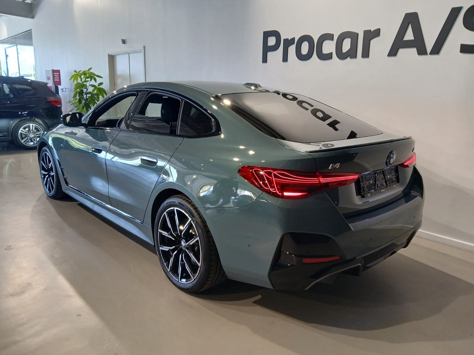 Grøn BMW i4 fra 2025