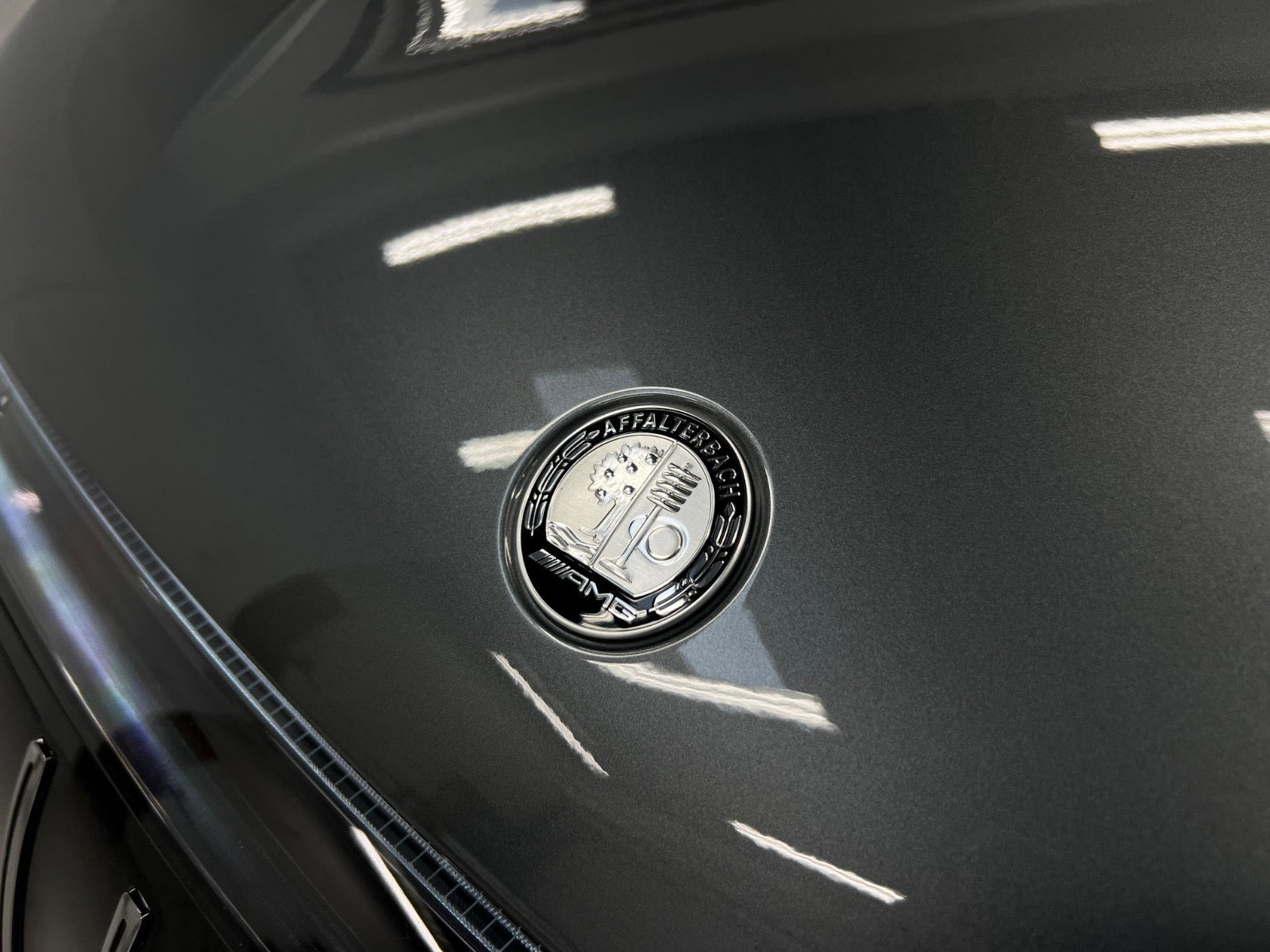 Rød Mercedes EQE43 SUV fra 2024